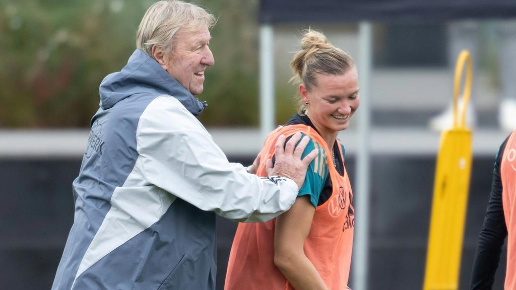 DFB-Frauencoach Horst Hrubesch und seine Kapitänin Alexandra Popp schätzen sich