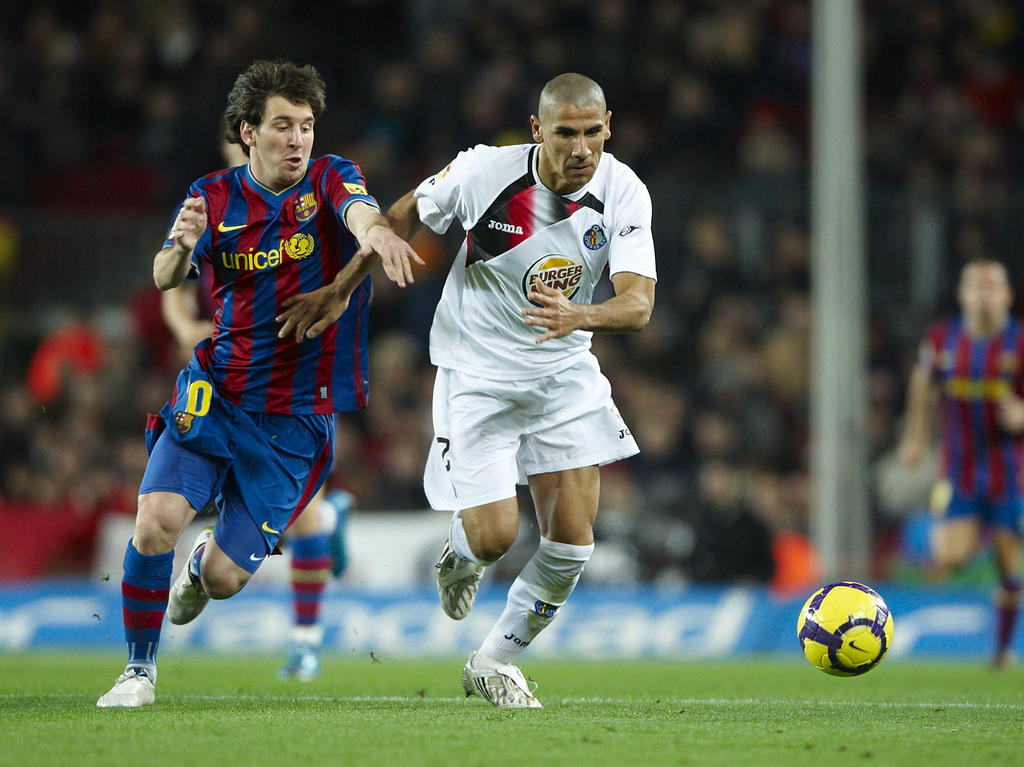 Lionel Messi (izq.) intenta ganar en carrera al 'Cata' Díaz en el Camp Nou en 2010. (Foto: Getty)