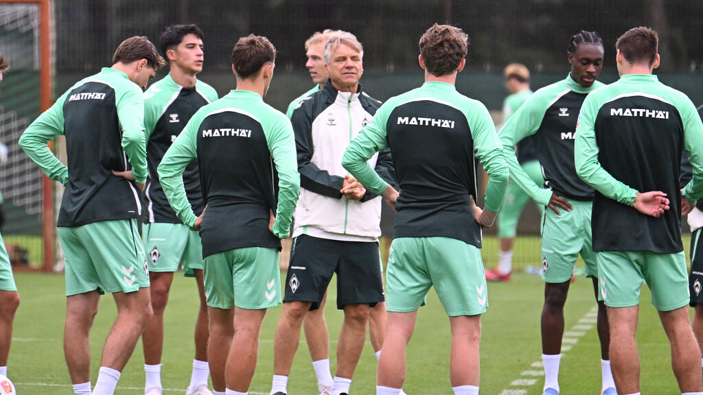 Horst Steffen (Mitte) ist neuer Trainer von Werder Bremen Horst Steffen (Mitte) ist neuer Trainer von Werder Bremen