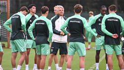 Horst Steffen (Mitte) ist neuer Trainer von Werder Bremen