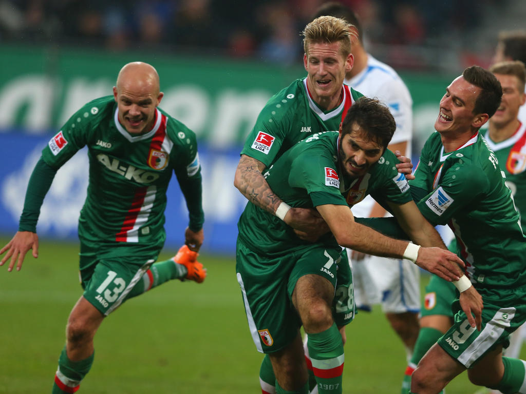 Halil Altintop (M.) lässt sich feiern: Der Angreifer hat den FC Augsburg am 13. Spieltag der Bundesliga-Saison 2013/2014 mit seinem Doppelpack quasi im Alleingang zum Sieg geschossen. Tobias Werner, André Hahn und Arkadiusz Milik (v.l.n.r.) freuen sich mit ihm (23.11.2013).