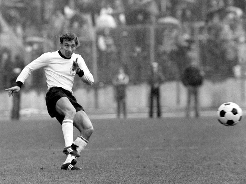 Horst-Dieter Höttges in Aktion in einem Länderspiel der DFB-Elf am 12. Mai 1973 im Hamburger Volksparkstadion gegen Bulgarien. Foto: Werner Baum
