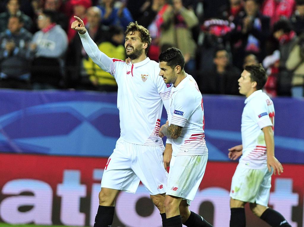 Llorente y Vitolo celebran el gol de la victoria del Sevilla. (Foto: Imago)