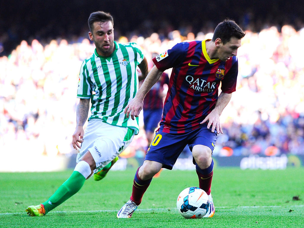 Nono (l.) versucht Lionel Messi (r.) zu stoppen