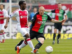 Niki Zimling (r.) probeert de bal af te pakken van Vurnon Anita tijdens NEC - Ajax. (17-04-2011)