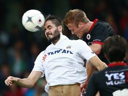 De fysiek sterke Denni Avdić wint het kopduel van verdediger Kevin van Diermen. (30-08-2014)