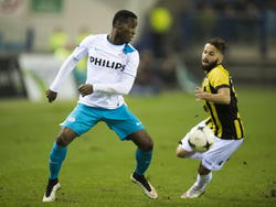 Florian Jozefzoon (l.) probeert met een snelle beweging Rochdi Achenteh uit te spelen tijdens het competitieduel Vitesse - PSV. (17-01-2015). 
