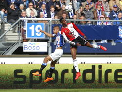 Luciano Slagveer (l.) en Terence Kongolo (r.) vechten een kopduel uit tijdens het play-offduel sc Heerenveen - Feyenoord. (21-05-2015)