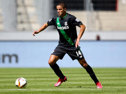 Ibrahim Afellay in actie tijdens de oefenwedstrijd van Stoke City tegen 1. FC Köln. (01-08-2015)