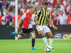 Jan-Arie van der Heijden (l.) zet druk op Vitesse-debutant Dominic Solanke (r.) tijdens het competitieduel Feyenoord - Vitesse. (23-08-2015)