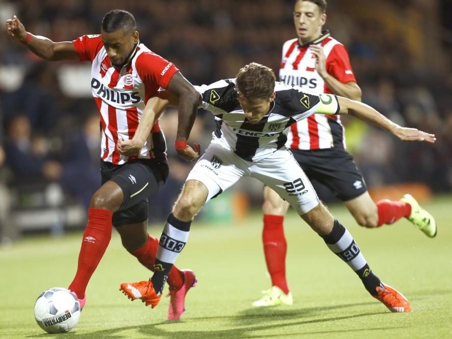 Luciano Narsingh (l.) en Mark-Jan Fledderus (r.) vechten een duel uit tijdens Heracles Almelo - PSV. (19-09-2015) Luciano Narsingh (l.) en Mark-Jan Fledderus (r.) vechten een duel uit tijdens Heracles Almelo - PSV. (19-09-2015)