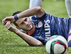 Aanvaller Gastón Pereiro ligt op de grond nadat er een overtreding op hem is begaan tijdens de topwedstrijd Ajax - PSV. (04-10-2015)