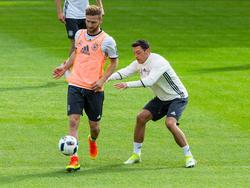 Shkodran Mustafi sprach beim DFB-Team mit Mesut Özil