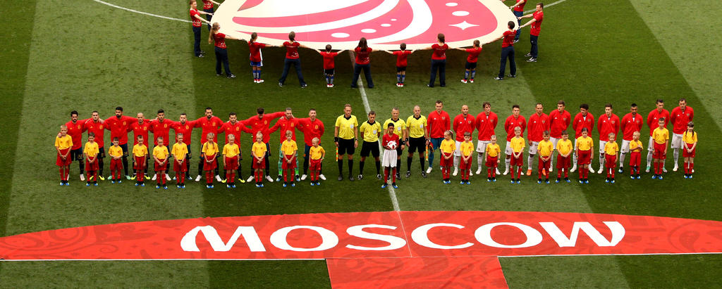 Die Hymnen erklingen, die Spieler sind bereit