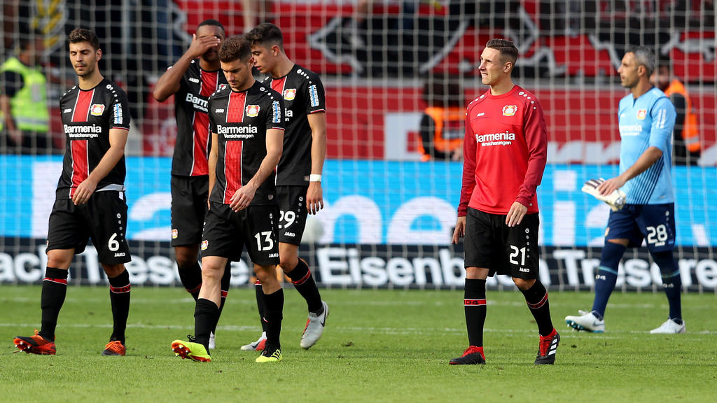 Die Spieler von Bayer Leverkusen schleichen nach der Niederlage vom Platz