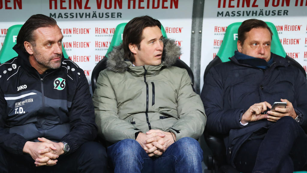 Schwere Zeiten für Thomas Doll (l.) und Horst Heldt (r.) Schwere Zeiten für Thomas Doll (l.) und Horst Heldt (r.)