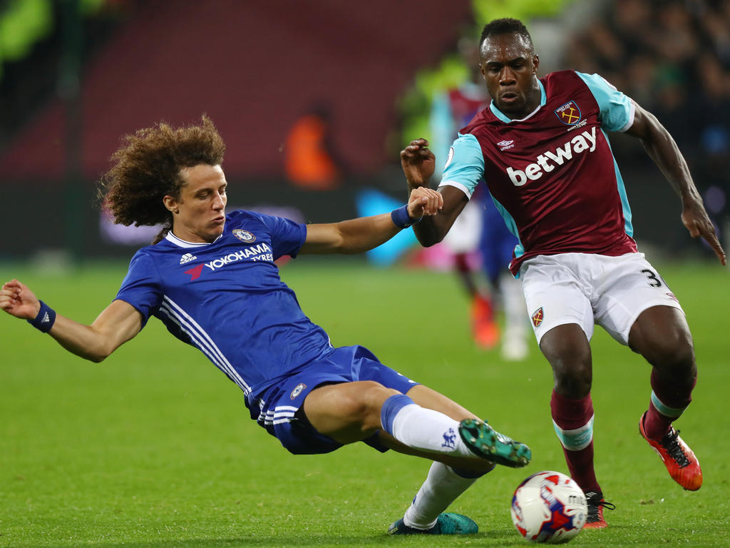 David Luiz intentará frenar al delantero del West Ham Antonio. (Foto: Getty)