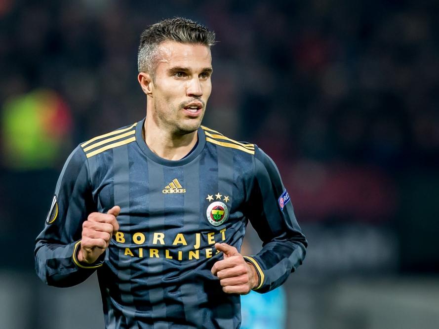 Robin van Persie in actie voor Fenerbahçe tegen Feyenoord in de Europa League. (09-12-2016)