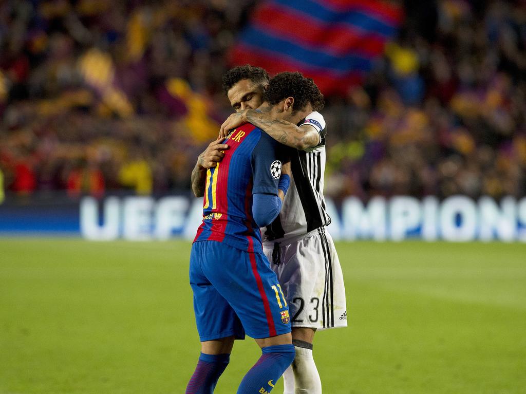 Dani Alves (l.) troost Neymar (r.) na afloop van het Champions League-duel FC Barcelona - Juventus (19-04-2017).