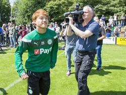 Grote belangstelling voor de Japanse aanwinst Ritsu Doan tijdens de eerste training van FC Groningen in het seizoen 2017/2108. (01-07-2017)