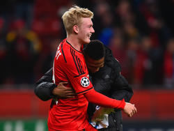 Julian Brandt (l.) und Wendell greifen für Bayer Leverkusen ins Geschehen ein