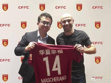 Javier Mascherano (re.) wechselt vom FC Barcelona nach China