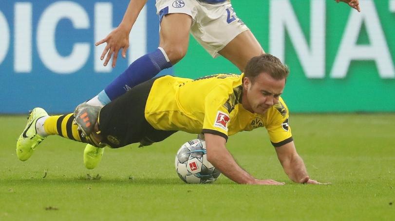 BVB-Star Mario Götze verletzte sich bei einem Zweikampf an der Hand BVB-Star Mario Götze verletzte sich bei einem Zweikampf an der Hand