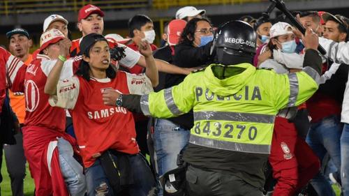 Ultras von Santa Fe stoßen mit der Polizei zusammen