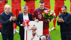 Niklas Süle vom FC Bayern München wird von der Vereinsführung verabschiedet