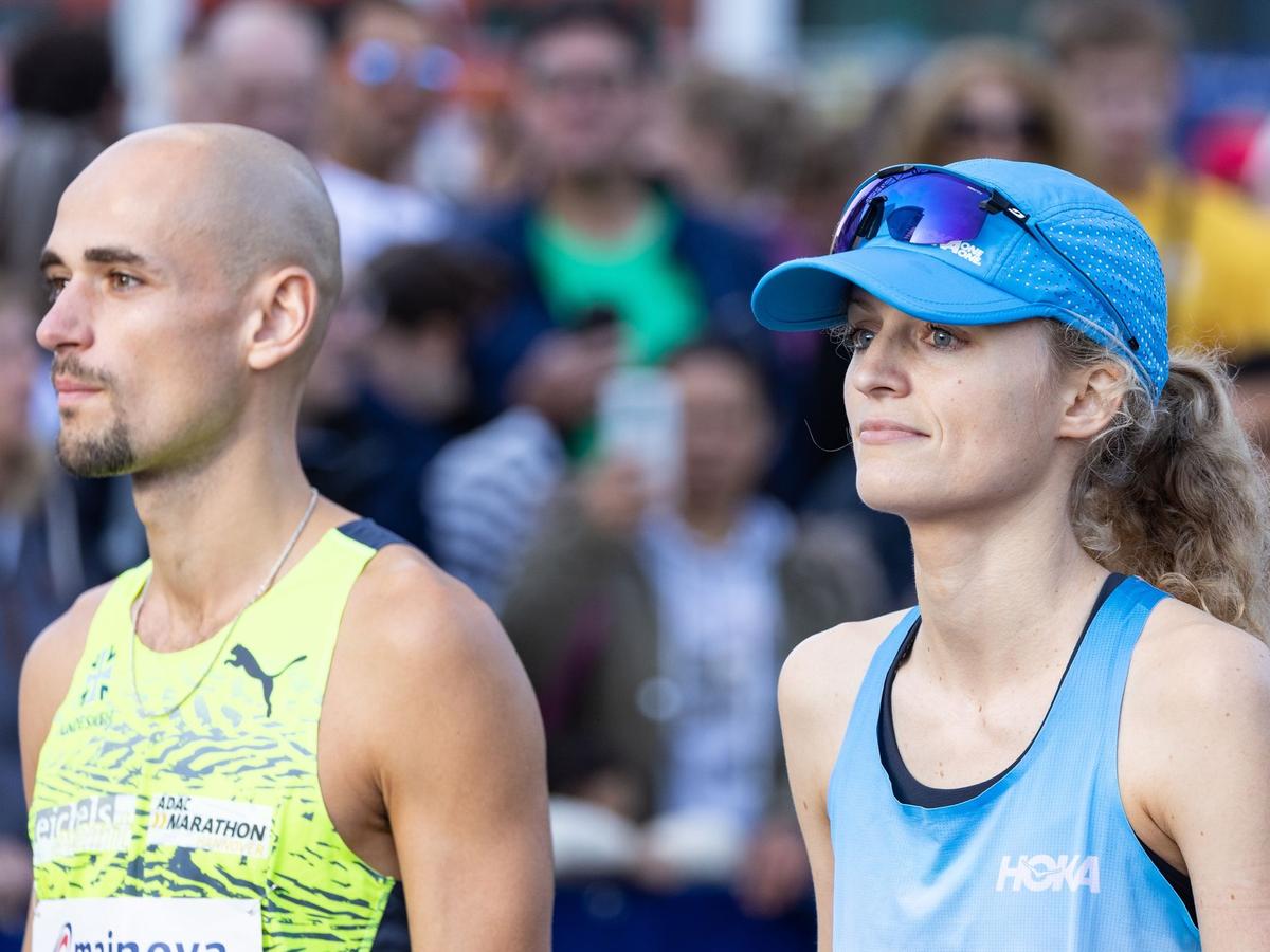 Die deutschen Marathonläufer Hendrik Pfeiffer (l.) und Thea Helm kurz vor dem Start zum Frankfurt-Marathon