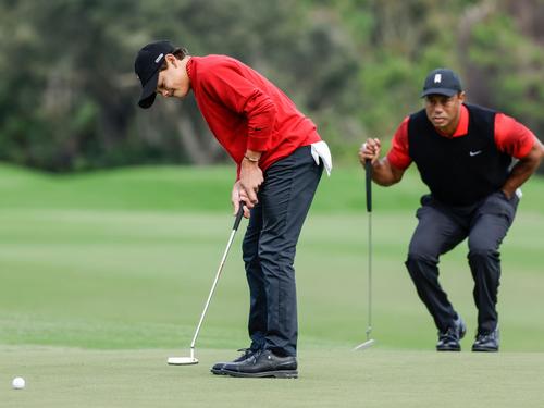 Tiger Woods schaut seinem Sohn Charlie Woods beim Putten zu.