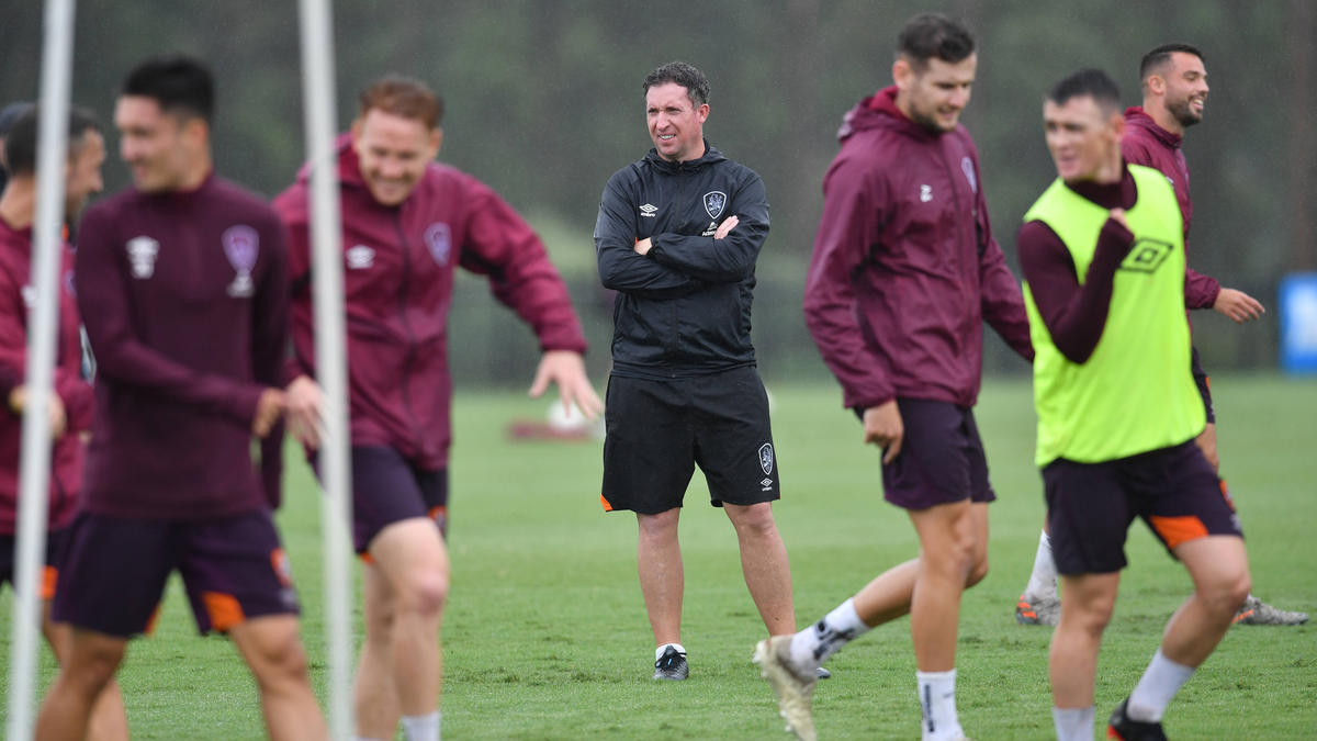 Die Corona-Pandemie kostet Robbie Fowler (M.) den Job Die Corona-Pandemie kostet Robbie Fowler (M.) den Job