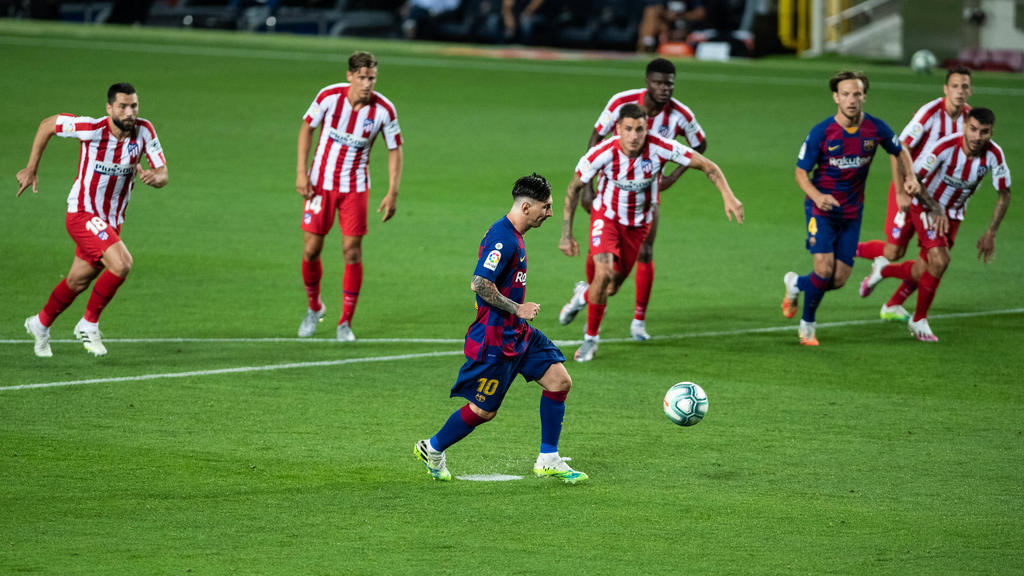 Per Elfmeter erzielt Lionel Messi im Ligaspiel gegen Atlético Madrid seinen 700. Treffer für den FC Barcelona. (30.06.2020)
