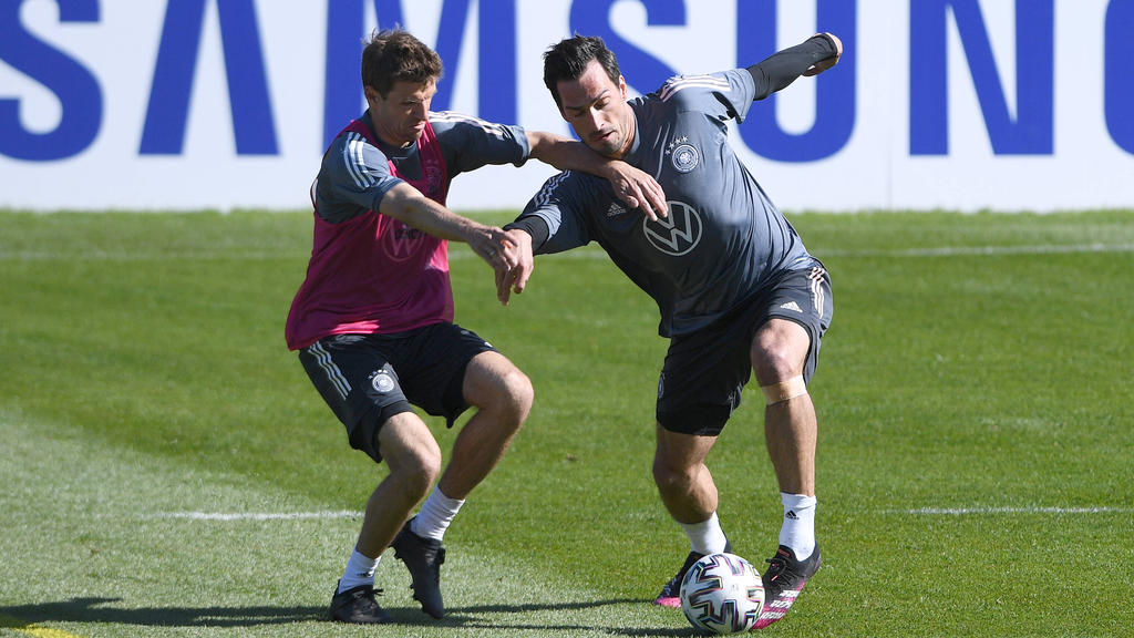 Mats Hummels (r.) und Thomas Müller dürften in der Startelf des DFB-Teams stehen Mats Hummels (r.) und Thomas Müller dürften in der Startelf des DFB-Teams stehen