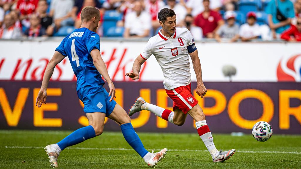 Robert Lewandowski (r.) spielte mit Polen nur Remis gegen Island