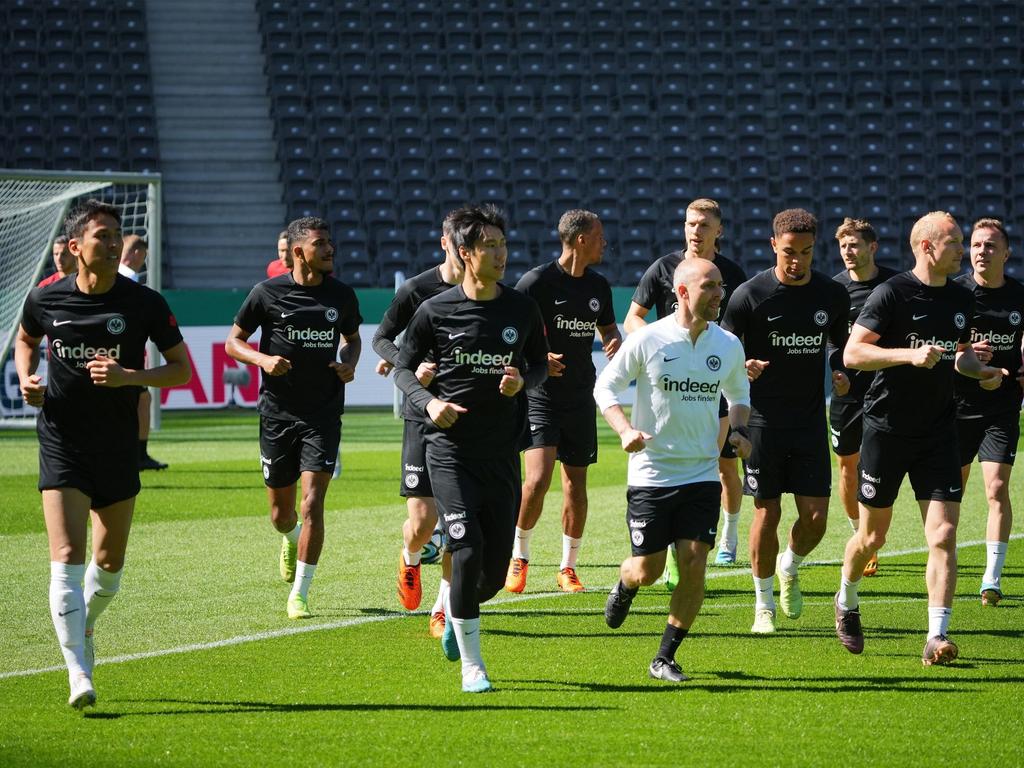 Frankfurts Spieler laufen während des Trainings vor dem Pokalfinale