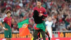 Ein Fan hebt Cristiano Ronaldo hoch