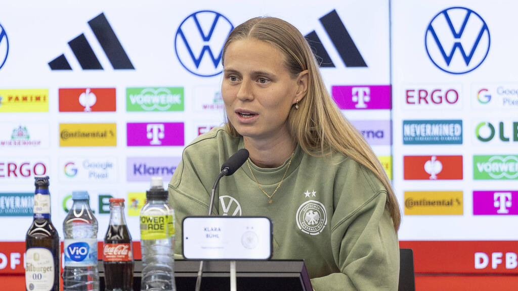 Klara Bühl bei der Pressekonferenz