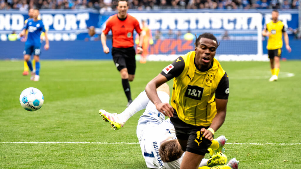 BVB-Angreifer Carney Chukwuemeka und TSG-Torwart Baumann kollidierten