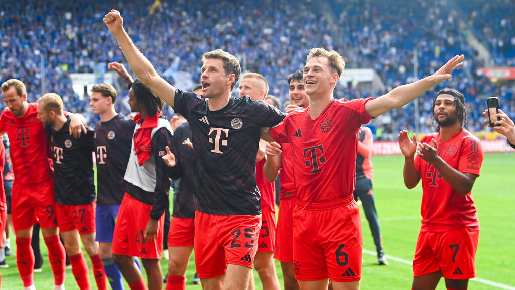 Thomas Müller (l.) gewinnt sein letztes Spiel mit dem FC Bayern Thomas Müller (l.) gewinnt sein letztes Spiel mit dem FC Bayern