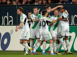 Die Wolfsburger bejubeln den Treffer von Luiz Gustavo (r.)