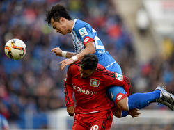 Hoffenheims Jin-su Kim (o.) und Leverkusens Karim Bellarabi liefern einen Zweikampf