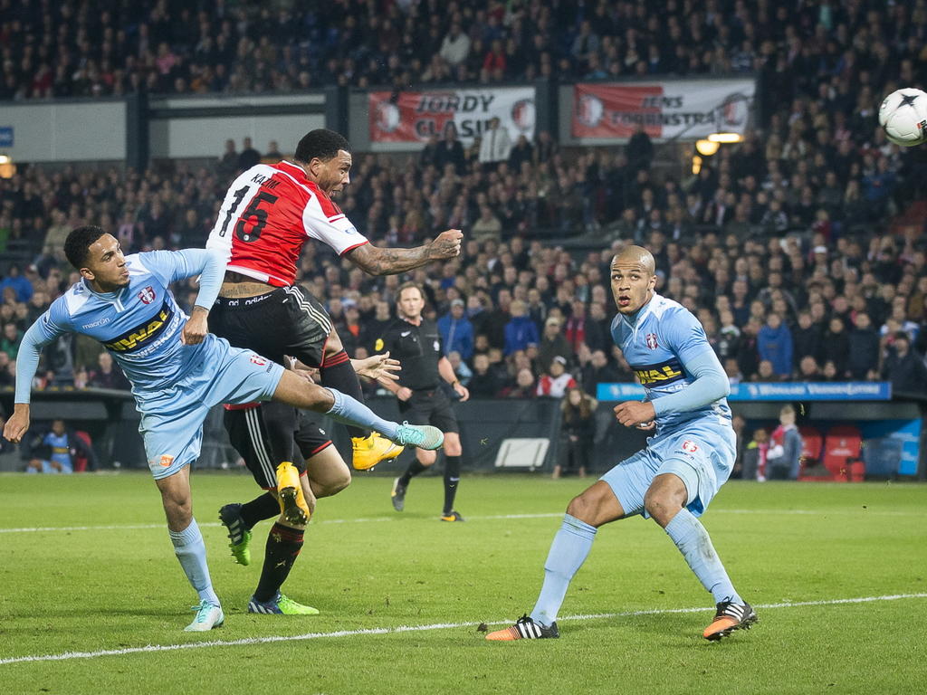 Colin Kâzım-Richards (m.) wint een kopduel van Marvin Peersman (l.) tijdens het competitieduel Feyenoord - FC Dordrecht. (22-11-2014) Colin Kâzım-Richards (m.) wint een kopduel van Marvin Peersman (l.) tijdens het competitieduel Feyenoord - FC Dordrecht. (22-11-2014)