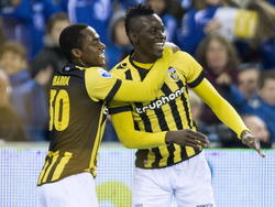 Renato Ibarra (l.) bespringt Bertrand Traoré (r.), die zojuist de 1-0 heeft gemaakt namens Vitesse in het duel met Heracles Almelo. (21-12-2014)