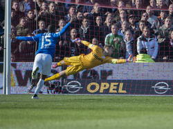 PSV keeper Jeroen Zoet (r.) kan de bal niet stoppen en het ziet de bal in het goal vliegen. (22-03-2015)
