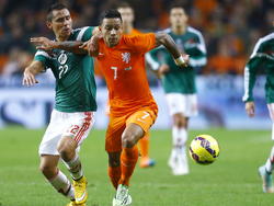 Nederlands elftal-speler Memphis Depay (r.) met Mexico-speler Paul Aquilar (l.). (12-11-2014)