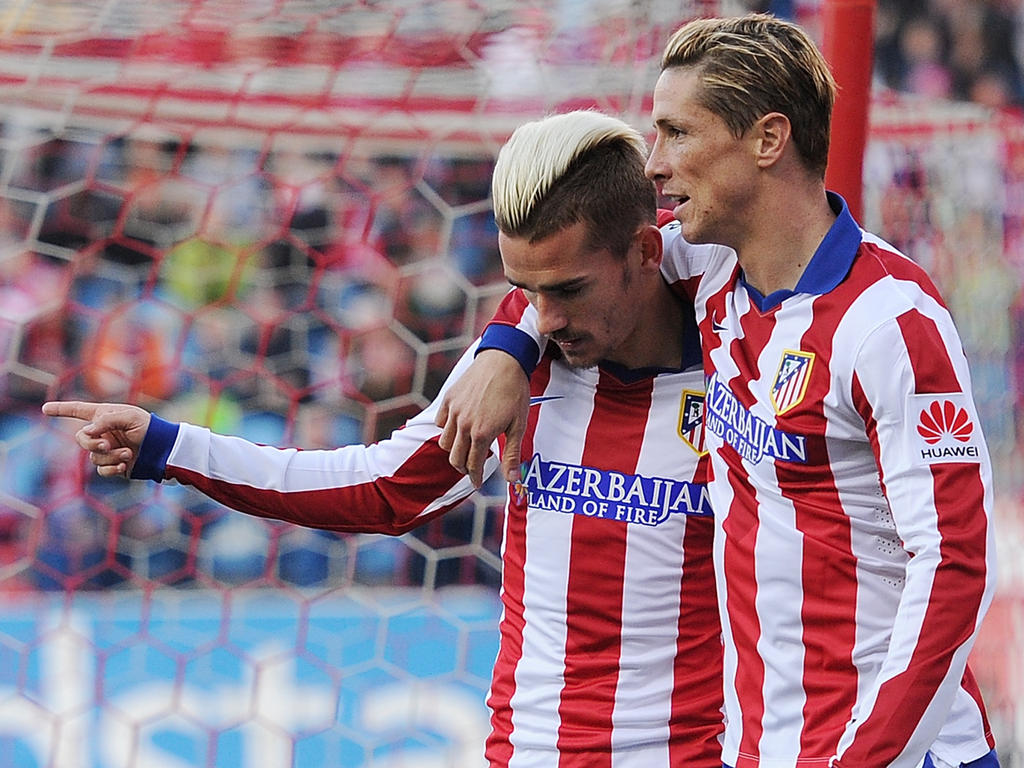 Fernando Torres (hinten) gratuliert seinem Atlético-Mitspieler Antoine Griezmann zu einem Treffer gegen Real Sociedad (07.04.2015).