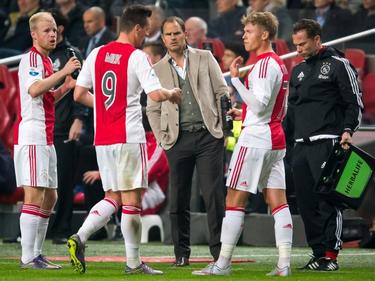 V.l.n.r: Davy Klaassen, Arkadiusz Milik, Frank de Boer en Viktor Fischer. De trainer van Ajax maakt gebruik van een moment waarop de wedstrijd tegen Roda JC stilligt om te praten met zijn doelpuntenmakers. (31-10-2015)