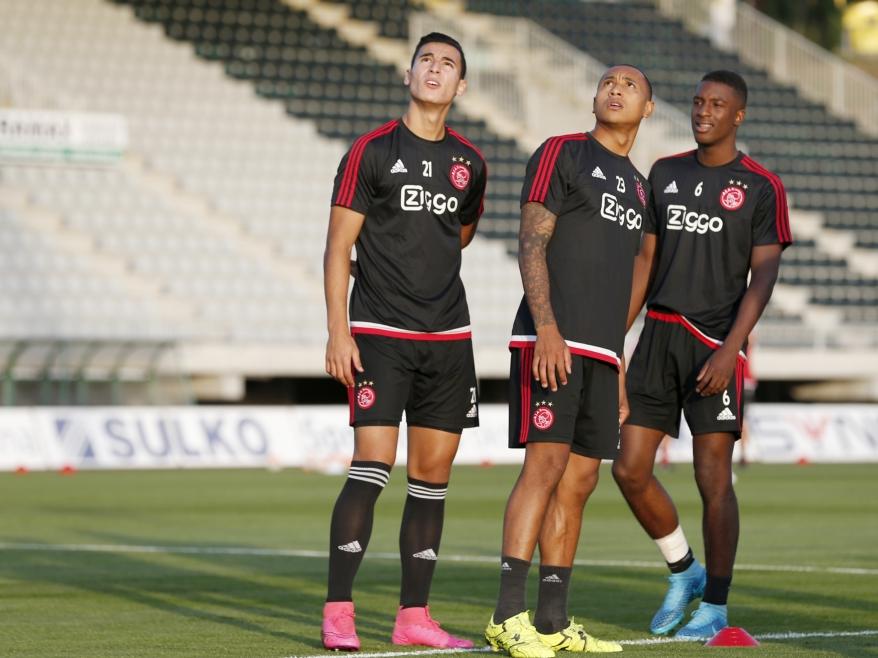 Anwar El Ghazi (l.), Kenny Tete (m.) worden tijdens een training van Ajax afgeleid door een drone die over het veld vliegt. Riechedly Bazoer lijkt niet onder de indruk te zijn. (26-08-2015) Anwar El Ghazi (l.), Kenny Tete (m.) worden tijdens een training van Ajax afgeleid door een drone die over het veld vliegt. Riechedly Bazoer lijkt niet onder de indruk te zijn. (26-08-2015)