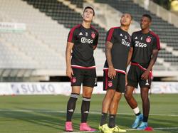 Anwar El Ghazi (l.), Kenny Tete (m.) worden tijdens een training van Ajax afgeleid door een drone die over het veld vliegt. Riechedly Bazoer lijkt niet onder de indruk te zijn. (26-08-2015)